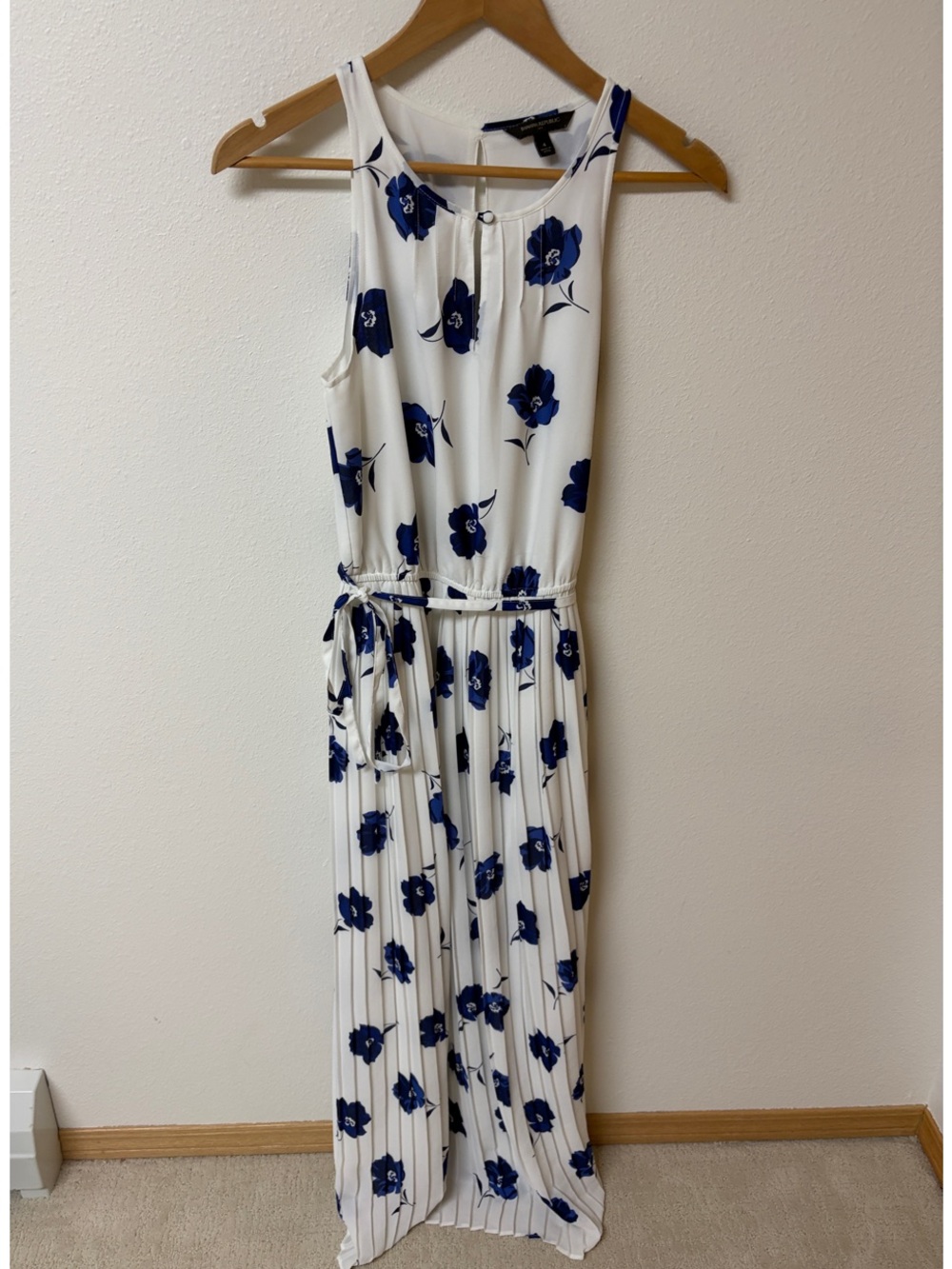 Banana Republic White Dress with Blue Floral Pattern women’s size 4